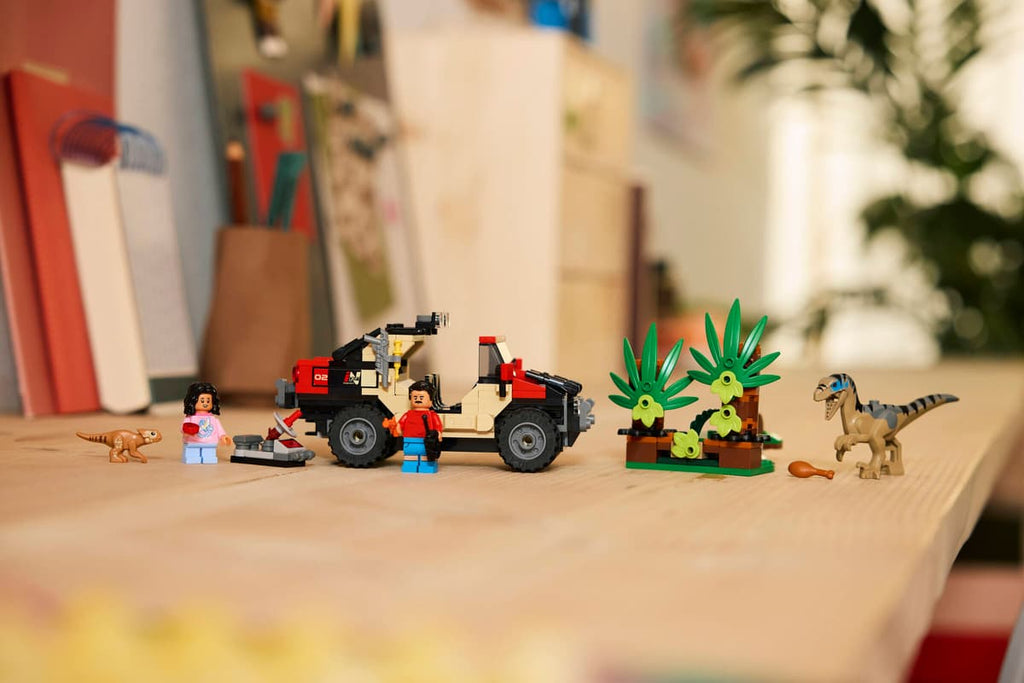 LEGO® 76972 Jurassic World - Ucieczka terenówką przed raptorem